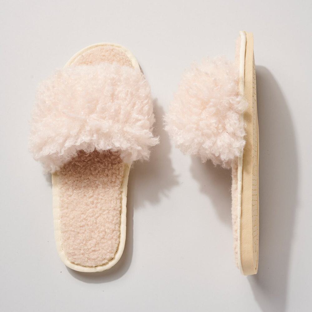 NWT Avenue Zoe Women's Slip-on Cozy Solid Fuzzy Slippers